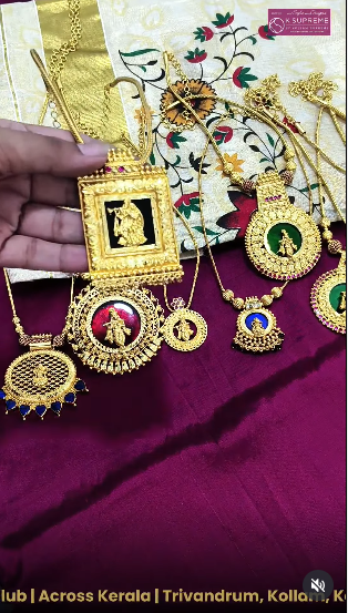 Gold Pendant Necklaces